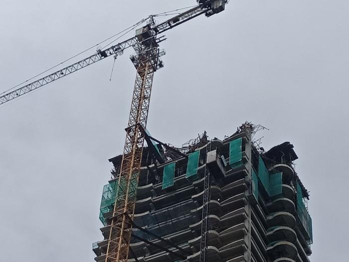 Perancah Gedung Manhattan Mall Rubuh