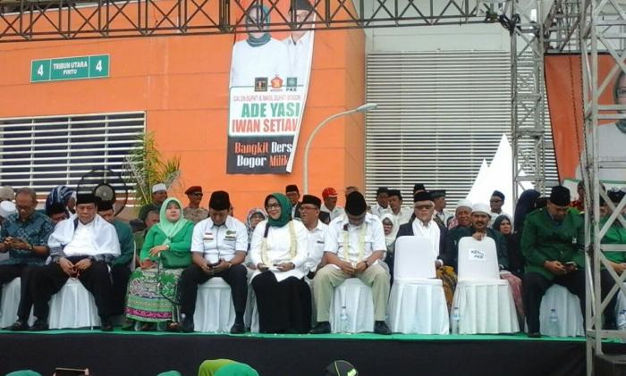 Dikawal Ribuan Pendukungnya, Paslon Ade Yasin dan Iwan Setiawan Mendaftar ke KPU