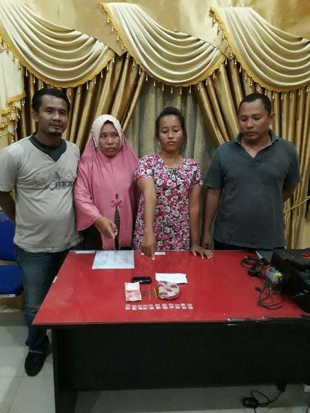 Dua Isteri dan Ibu Kandung Bawa 11 Paket Sabu