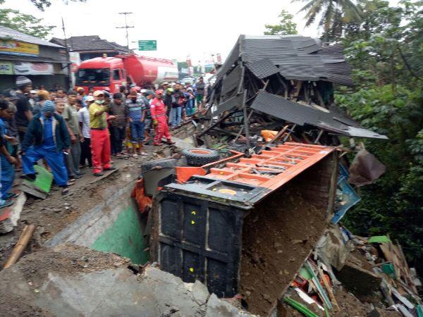 Truk Hantam Warung Nasi, 2 Orang Tewas  Ditempat