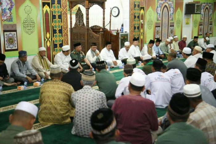 Bupati Labuhanbatu dan Danrem 022/PT Sholat Shubuh Berjamaah