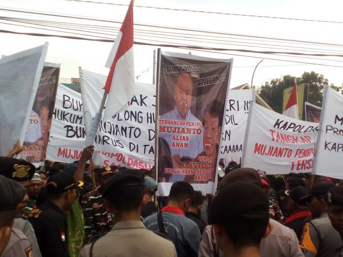 Pendemo Suarakan Tangkap Mujianto