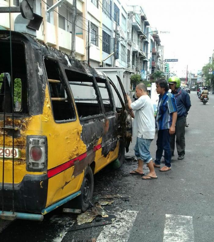 Angkot Koperasi Ini Gosong Dilalap Api