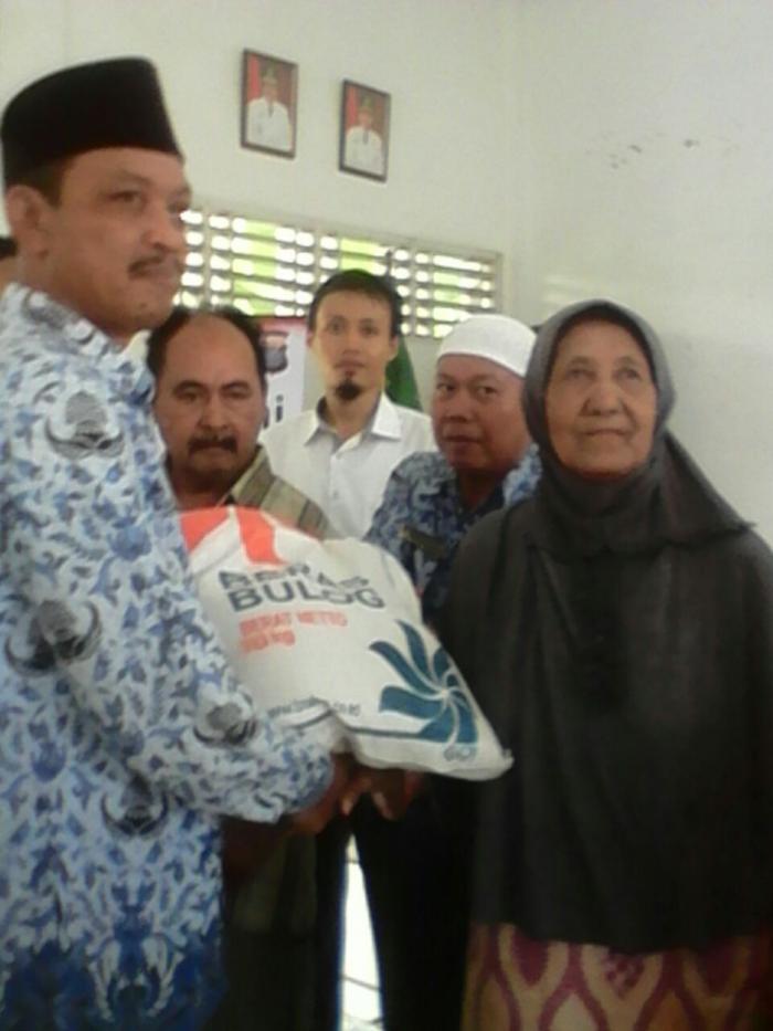 1.395 Warga  Terima Bantuan Rastra