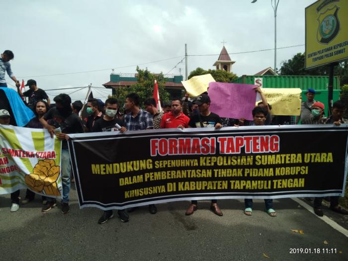Massa Desak Poldasu Tangkap Sintong Gultom
