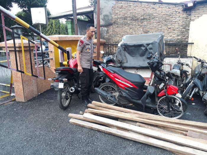 Laga Kambing, Dua Pengendara Motor Kritis
