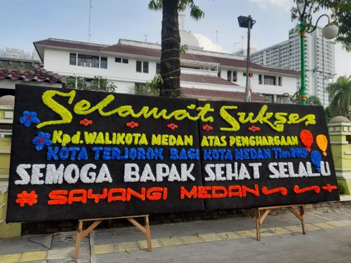 Walikota Medan dapat Karangan Bunga Menohok