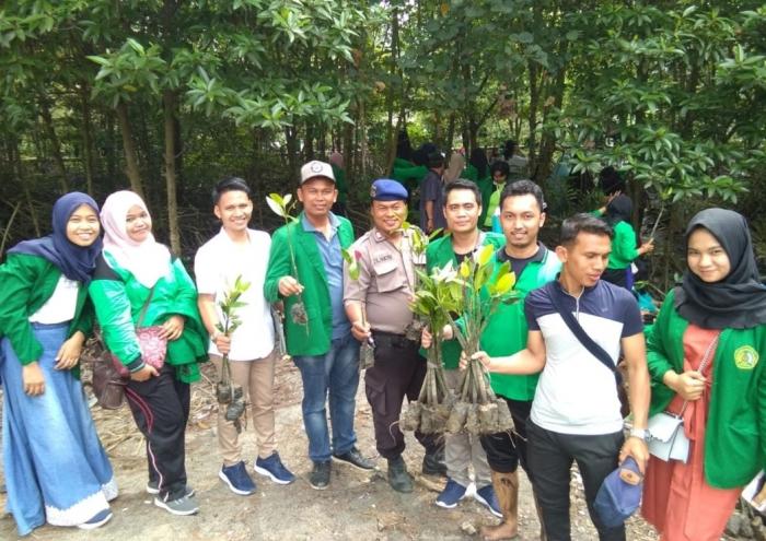 Mahasiswa UMN Tanam 1.875 Pohon Mangrove 