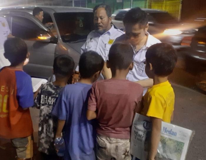 LSM Tamperak Berbagi Kasih dengan Warga Jalanan