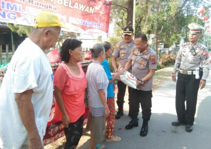 Menyambut Imlek,  Kapolres Pelabuhan Belawan Bagikan Sembako Untuk Masyrakat    