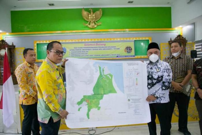 Bupati Labuhanbatu Teken Kerjasama Penyerahan Peta ZNT