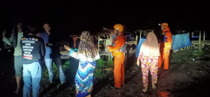 11 Warga Terjebak di Atas Batu Sungai Berhasil Dievakuasi 