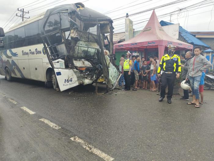 Diduga Rem Blong, Bus Batang Pane Baru Seruduk Tronton