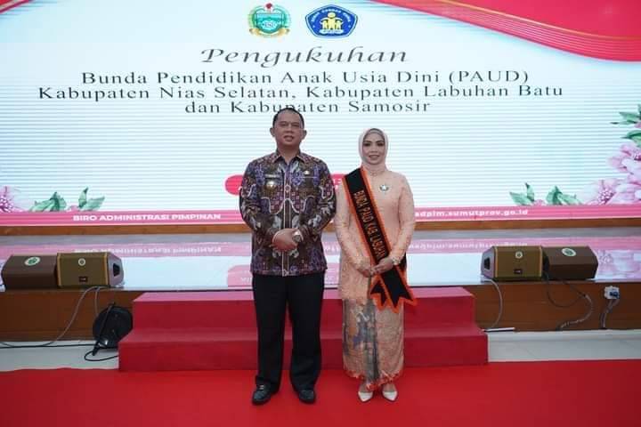 Bupati Labuhanbatu Mendampingi dr Maya Hasmita Menerima Pengukuhan Sebagai Bunda PAUD