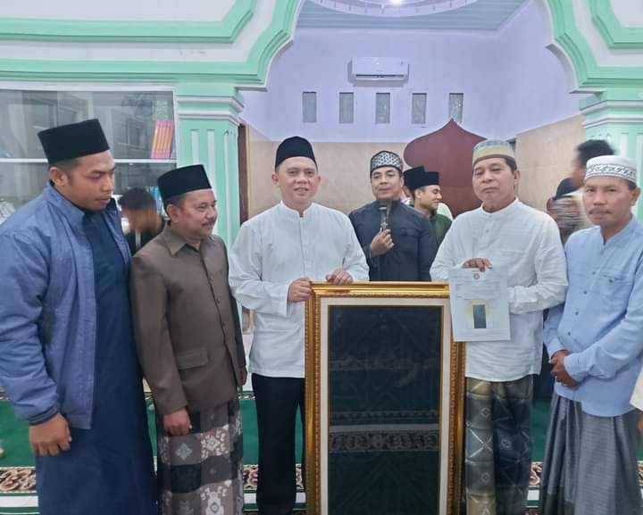 Bupati Labuahanbsti Erik Adtrada & Ustadz Riza Muhammad Sholat Subuh Berjamaah