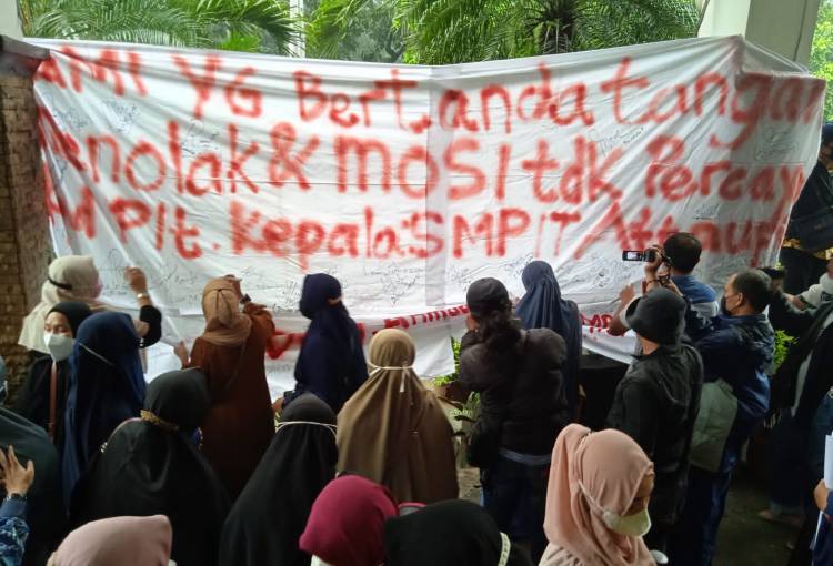 Wali Murid At-Taufik Minta Plt Kepsek Diganti