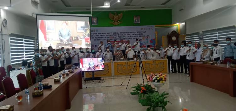 Menteri Hukum  Dan HAM Tutup Kegiatan Vaksinasi Alumi BelUSUkan  Di Labuhanbatu