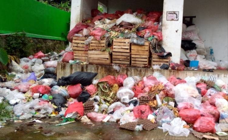 PD.Pasar Cijeruk Tak Becus, Tumpukan Sampah Berbakteri dan Virus Terkesan Sengaja Dibiarkan