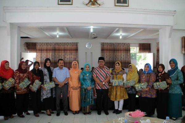 Ketua TP PKK Serahkan Bantuan Hibah 