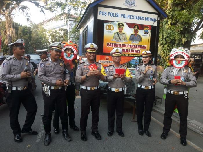 Satlantas Polrestabes Medan Bagikan Cokelat di Momen Imlek