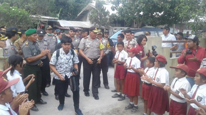 Penuh Semangat, Kapolda Disambut Anak korban Erupsi Sinabung