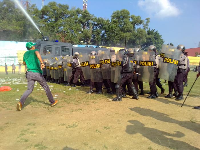 Polres Labuhanbatu Bentrok dengan Massa