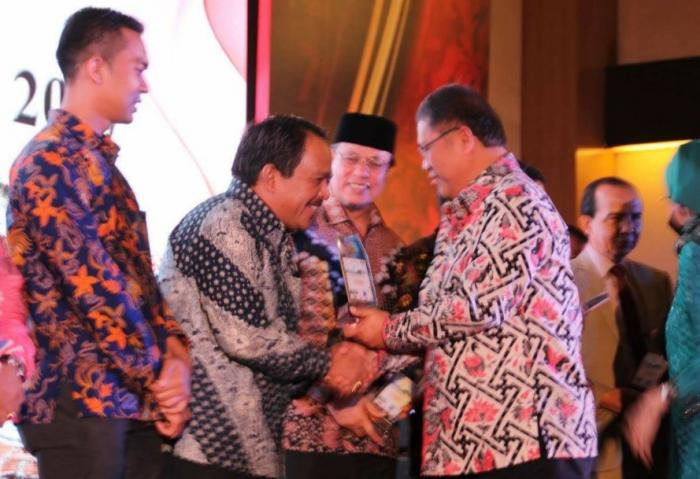 Bupati Labuhanbatu Terima Penghargaan Menteri Kominfo RI