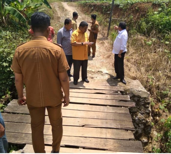 Dua Pimpinan DPRD Bawa Kadis PU & DKP Tinjau Jalan Rusak di Medan Johor