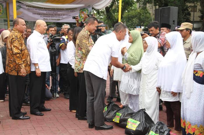 Walikota Dampingi Mensos Serahkan Bansos di Medan 