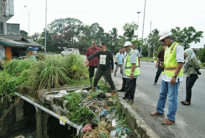 Akhyar Tinjau Aliran Sungai Bederah di Samping Gerbang Tol Helvetia
