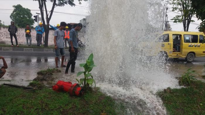Fire Hydran PDAM Tirtanadi Patah Ditabrak Truk, Pendistribusian Air Terganggu 