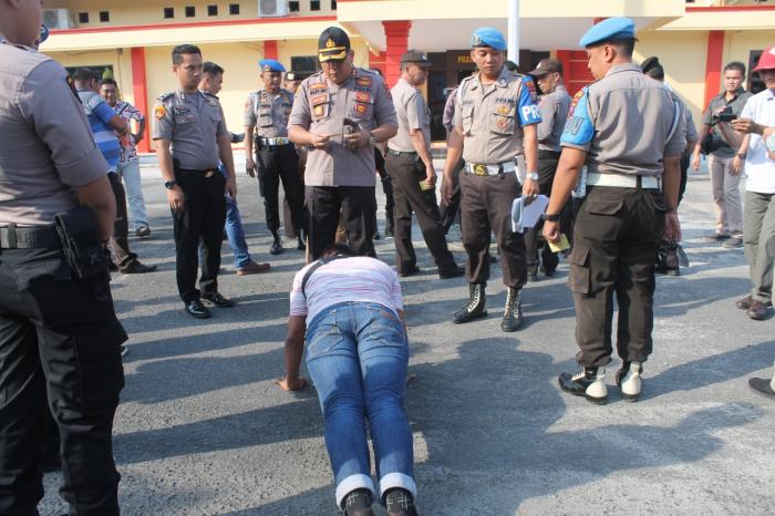 Tak Jaga Kebersihan Senpi, Personel Polresta Deliserdang Dihukum Push-Up