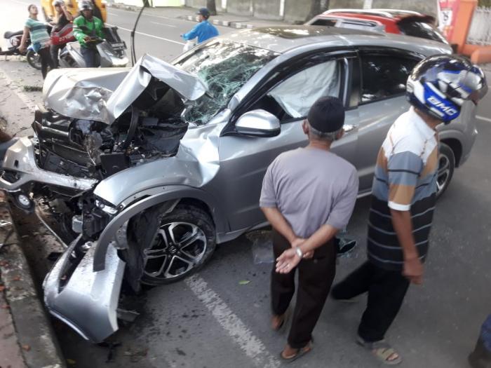 Mobil BRV Tabrak Pohon di Adam Malik, Pengemudinya Kabur 