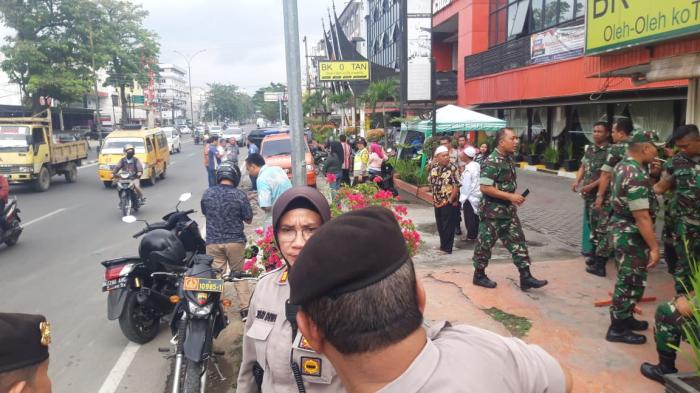 Lembaran Alquran Dirobek dan Dibuang OTK di Jalan SM Raja Medan 
