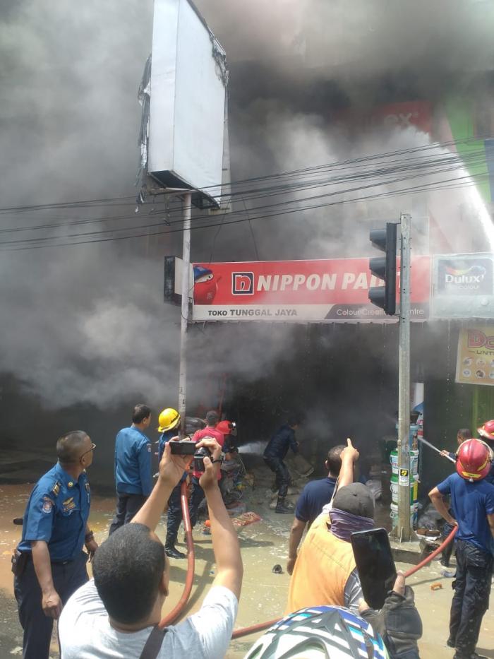 Toko Penjualan Cat di Jalan Sekip Terbakar
