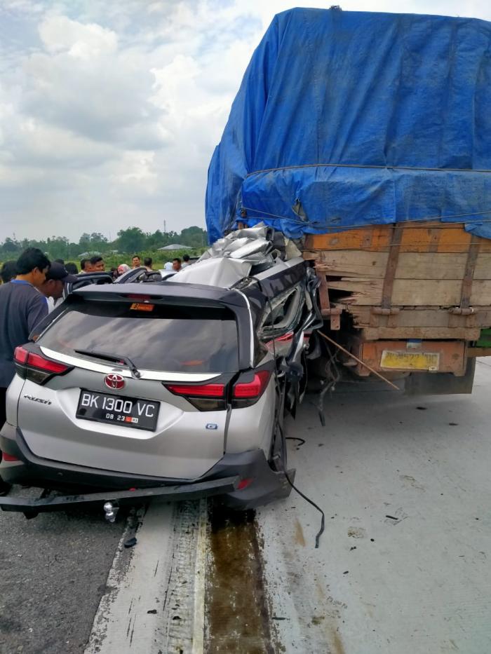 Toyota Rush Seruduk Truk, 1 Tewas, 2 Luka 