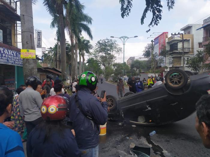 Sedan Terbalik Setelah Tabrak Pick Up