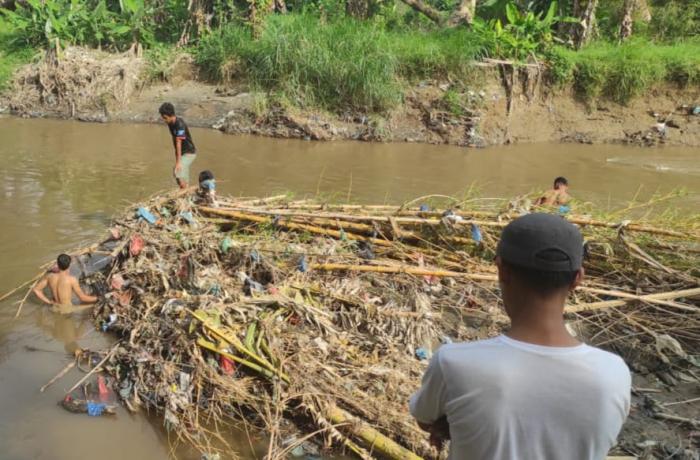 Lompat ke Sungai Hindari Razia, Pemuda Ini Hanyut 