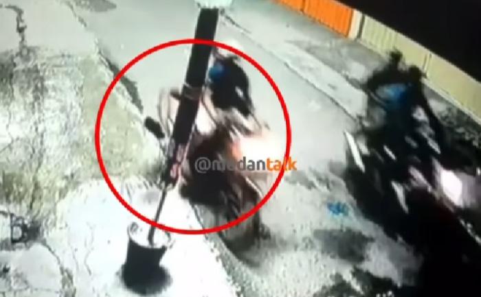 Hio Dupa Imlek Ditendang Pengendara Motor Viral