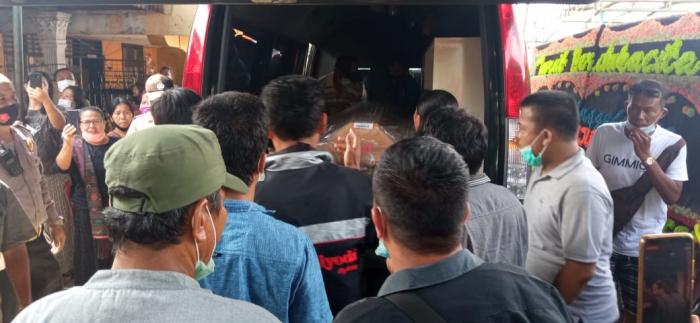 Jenazah Korban Penembakan Polisi Koboy Tiba di Rumah Duka