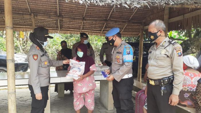 Polsek Patumbak Salurkan Bantuan Beras dan Masker 
