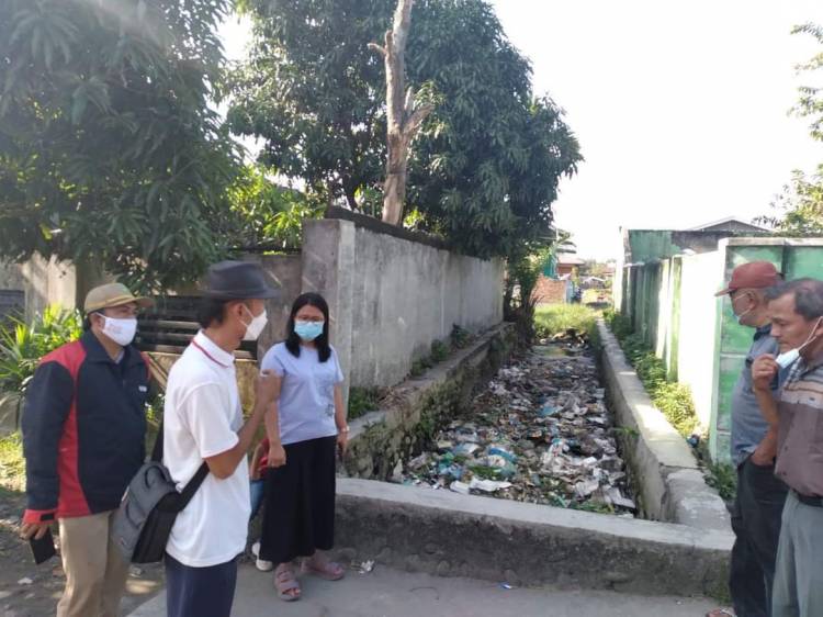 Margaret MS Tinjau Penyempitan Parit di Kelurahan Besar Belawan