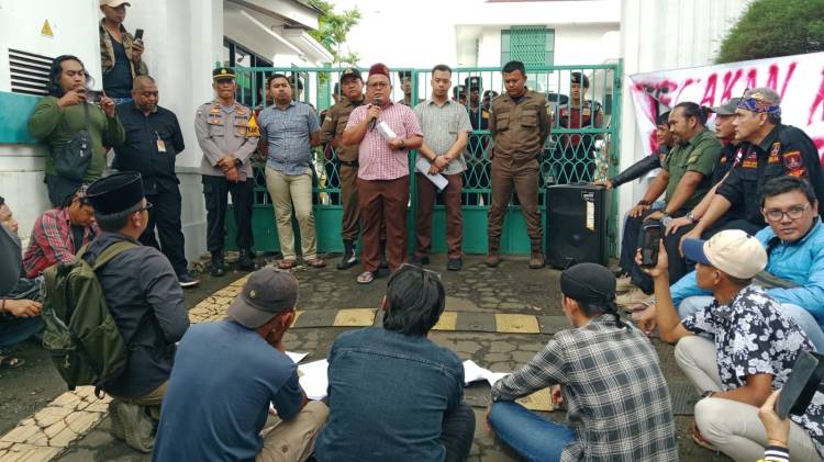 Dugaan Korupsi Kades Madun, Kejari Cibinong Didemo dan Kantor Desa Bojong Murni Bakal Disegel Warga