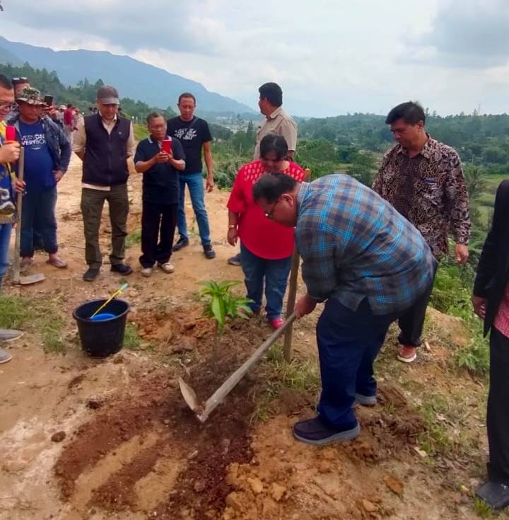Keturunan Raja Sinurat Tanam 1000 Pohon di Bukit Sinurat, Selain Bangun Tugu dukung Peduli Lingkungan!
