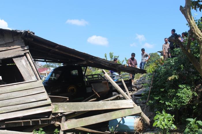 Hindari Avanza, Mobil Pengangkut Tuak &lsquo;Hancurkan&rsquo; Rumah