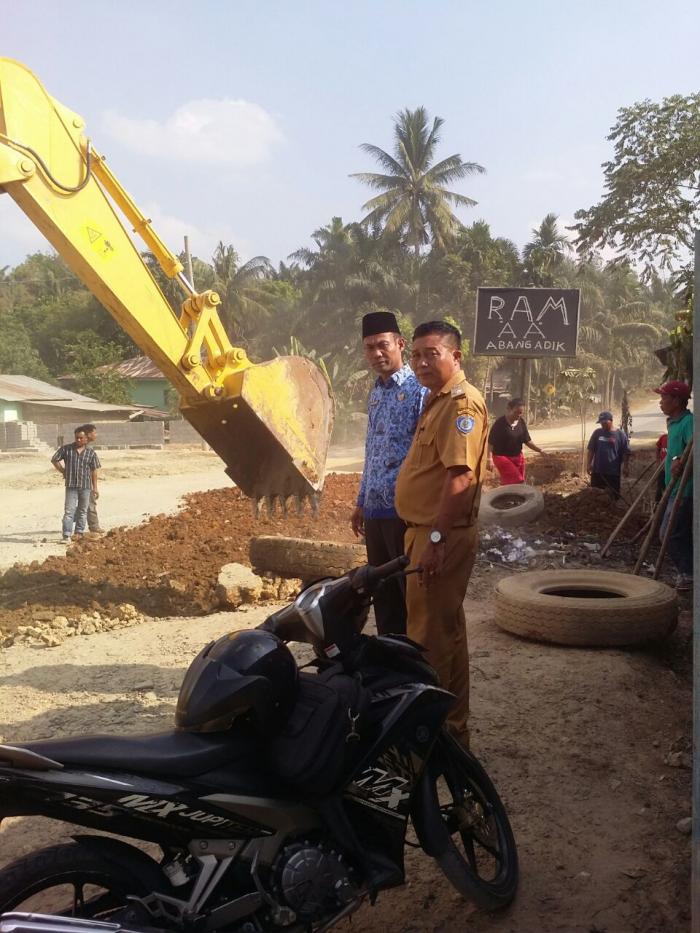 Pakai Alat Berat UPTD PUPR, Kecamatan Pangkatan Bangun Jalur Pembuangan Air