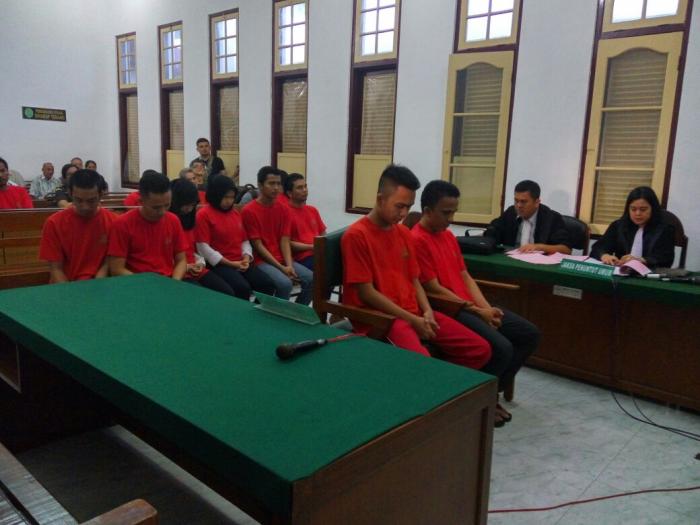 Delapan Penikmat Ekstasi Senang Divonis 8 Bulan  