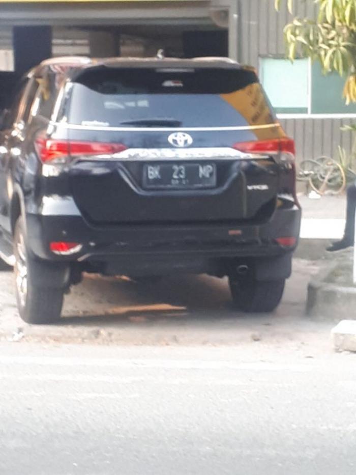 Mobil Mewah Plat Ganda Berkeliaran di Medan