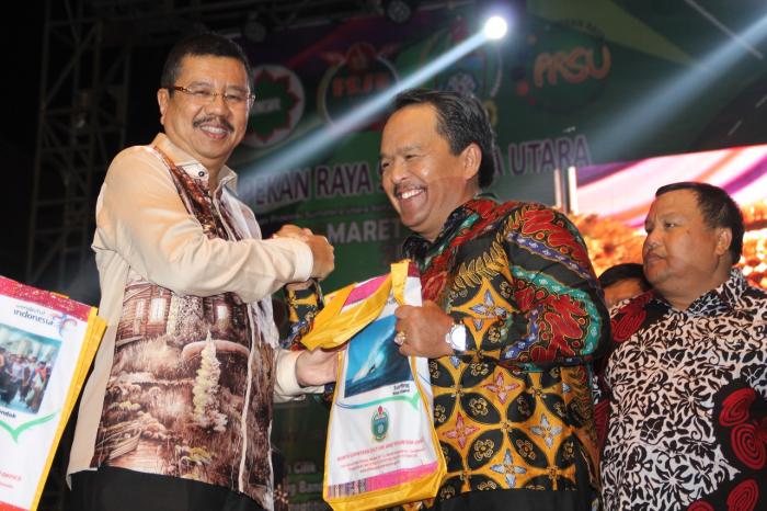 Bupati Labuhanbatu Terima Cenderamata dari Gubsu di PRSU