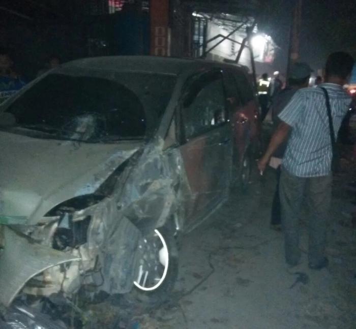 Braak..! Inova Nyungsep Tabrak Bengkel Servis Mobil